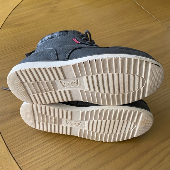 SOLD - Levi’s Kids Gray High-Top Shoes - Picture 11 of 12